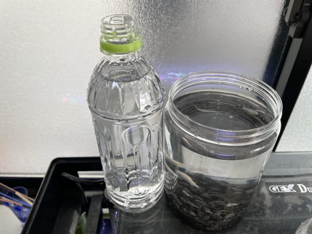 ボトルの横に水換え用の水を準備